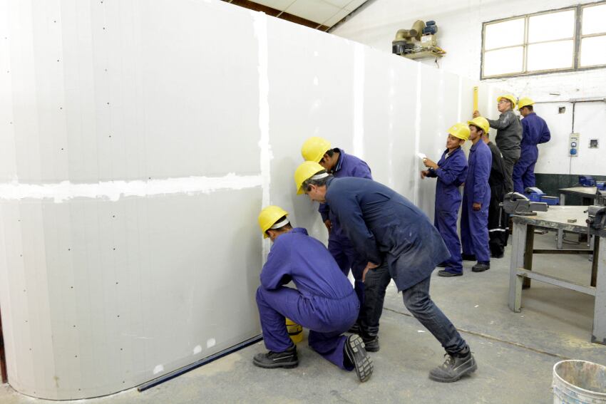 
Construccion en seco. Un taller con alumnos de la Escuela 4-104 Carlos Fader, de Luján. | Patricio Caneo / Los Andes
   