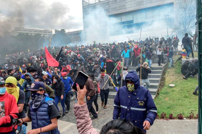 
Las fuerzas de seguridad desalojaron por la fuerza la sede de la Asamblea Nacional | AFP
   