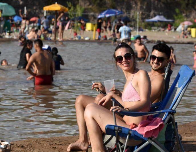 
Juntos. Eliana Lorenzo y Rodrigo Tejada disfrutaron del balneario. | Gustavo Rogé / Los Andes
   