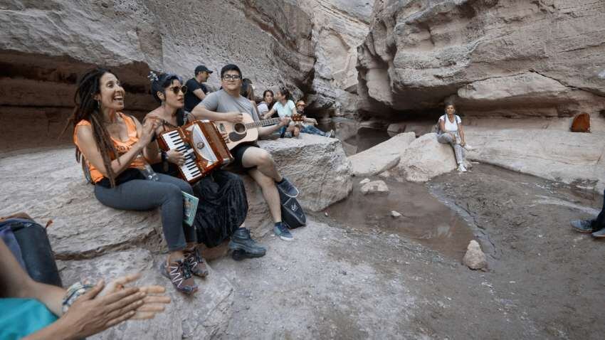 
Artistas. Músicos mendocinos cantan en el camino.
