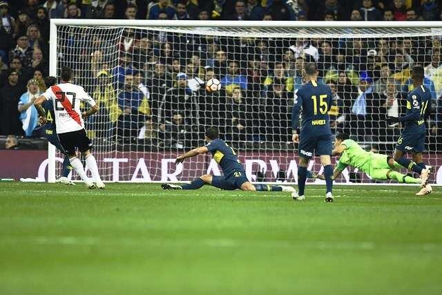 
    Pratto definió una jugada exquisita de River en Madrid. / LOS ANDES.
   