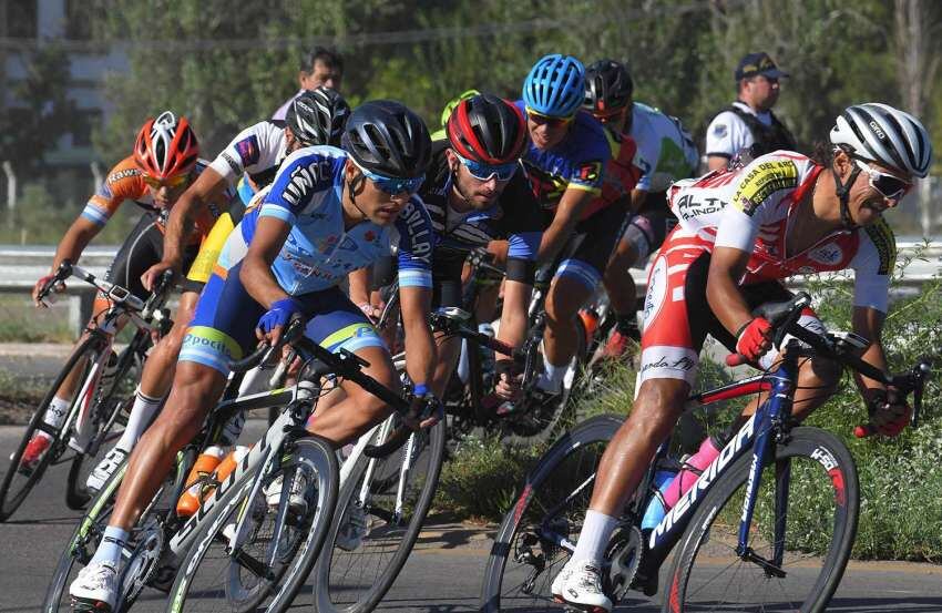 
Orlando Pelichotti / 24 de febrero | Última etapa de la 43° Vuelta Ciclista de Mendoza. Se disputó en Las Heras y Capital. El Ganador de la vuelta fue Juan Pablo Dotti.
   