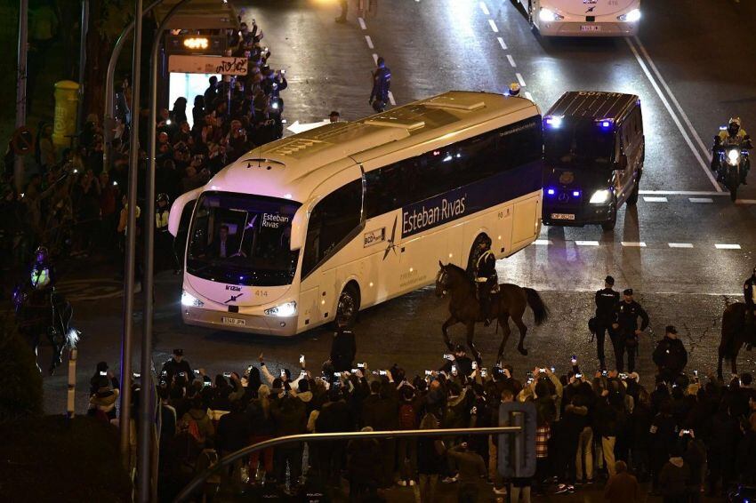 
El micro con el plantel de Boca llegando al Bernabéu. | AFP
   