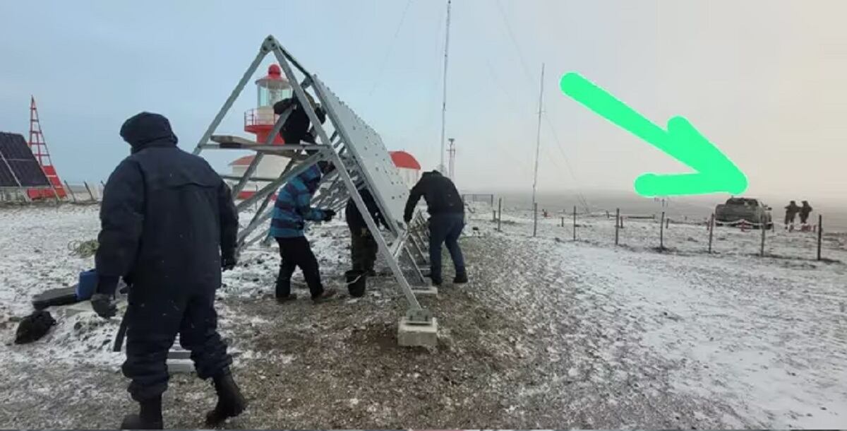 Personal de Chile (flecha verde) supervisó el retiro de los paneles solares en el puesto Hito 1 (Gentileza / Infobae)