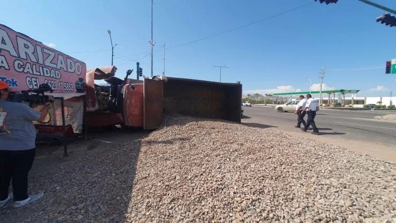 El camión de carga volcó  el ripio que llevaba sobre la calzada