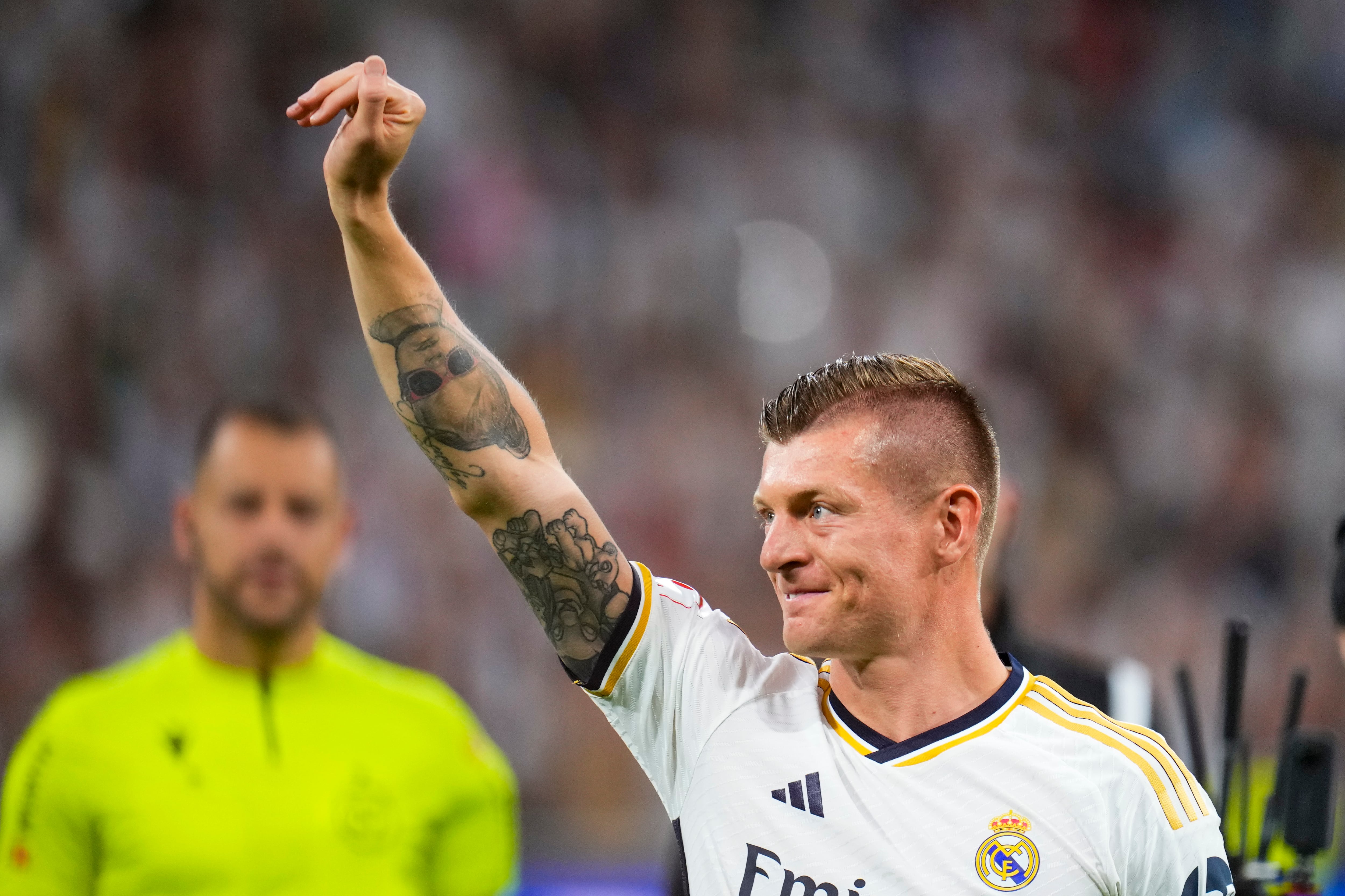 Toni Kroos del Real Madrid hacia un gesto antes del duelo ante el Betis en el Estadio Santiago Bernabeu por la última fecha de la liga española el sábado 25 de mayo del 2024. (AP Foto/Manu Fernandez)