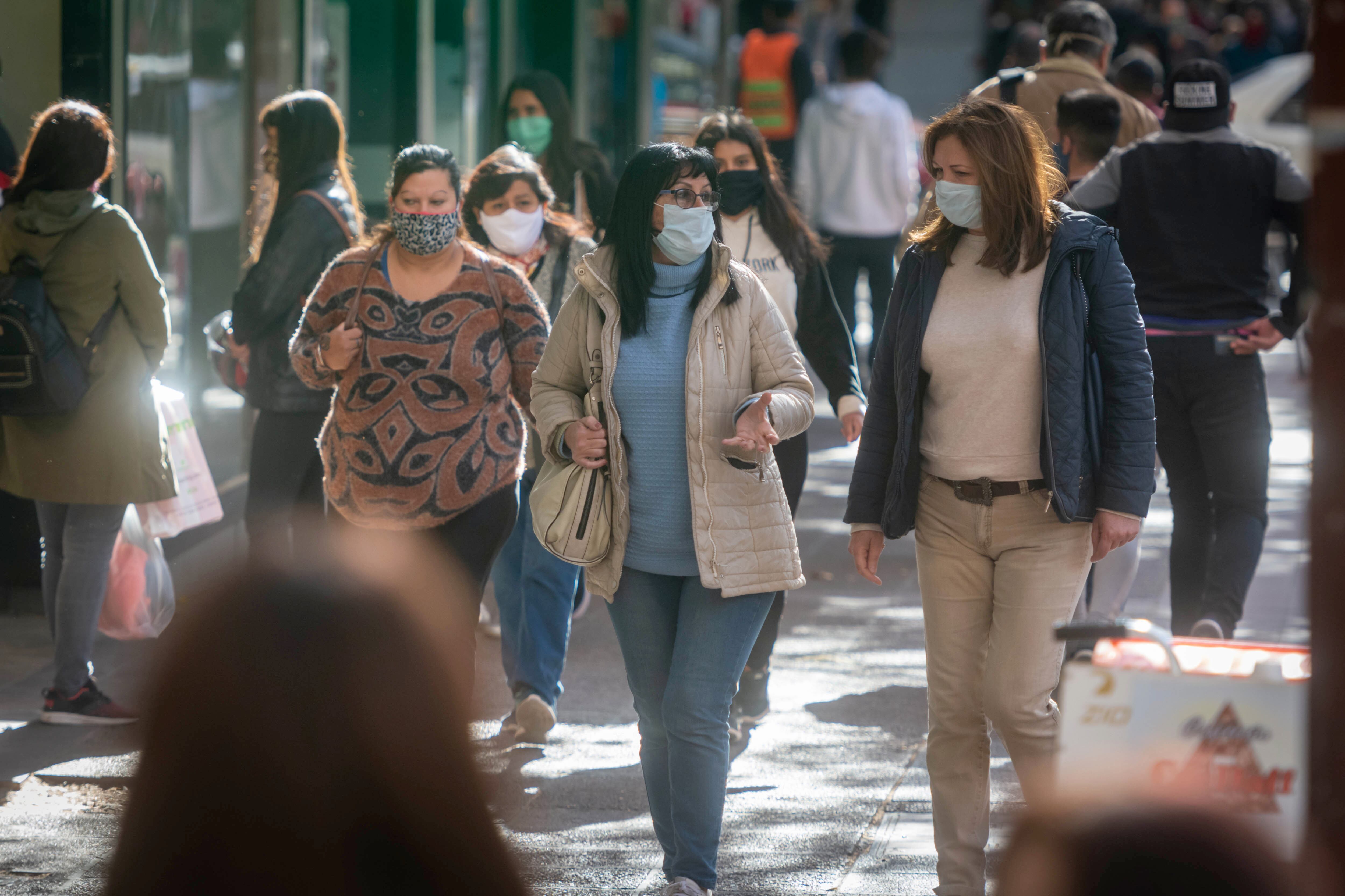 Sin restricción de DNI se notó mucho movimiento de personas por las calles de la ciudad.