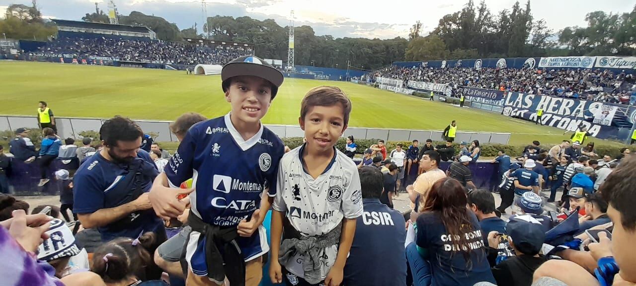 Independiente Rivadavia, un amor que se transmite de generación en generación. jorge y Jorge y Tiziano Zanluchi están en Córdoba en la previa de la gran final. / Gentileza.