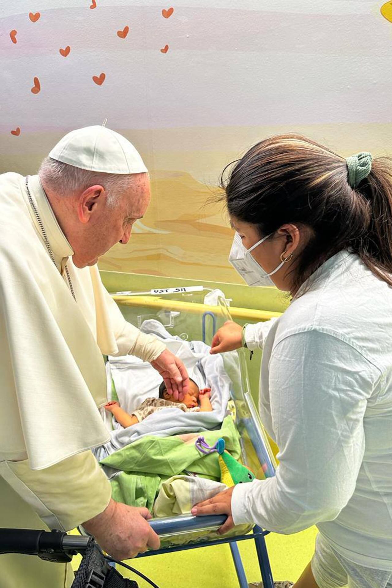 El Papa Francisco visitó a niños con cáncer y celebraría la misa del Domingo de Ramos. / Foto: EFE