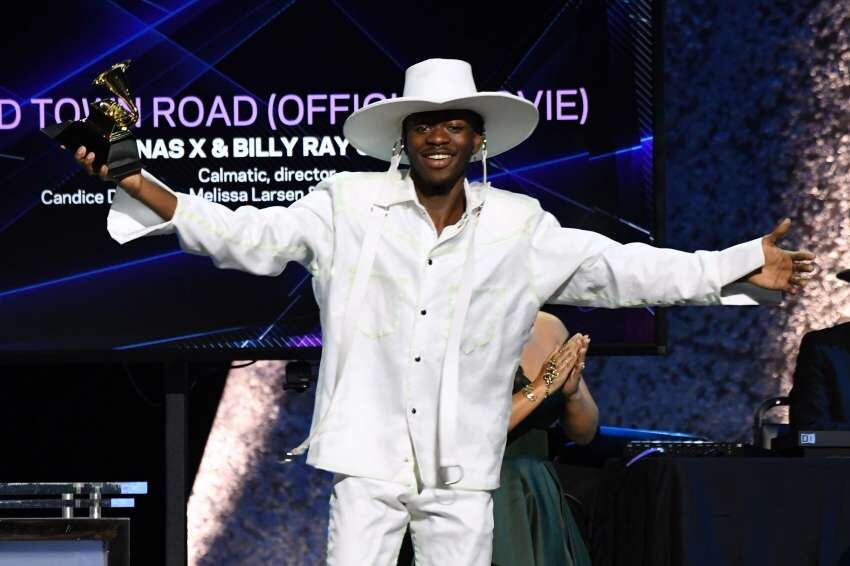 
Lil Nas X con su primer outfil de la noche. | AFP
   