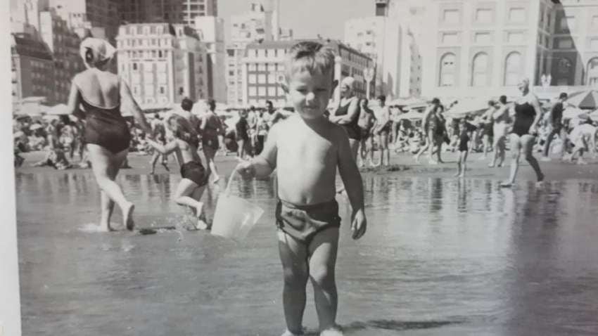 
Postales. De niño, en unas vacaciones familiares en Mar del Plata. Junto a su madre, Lilia Reynoso. | Gentileza
   