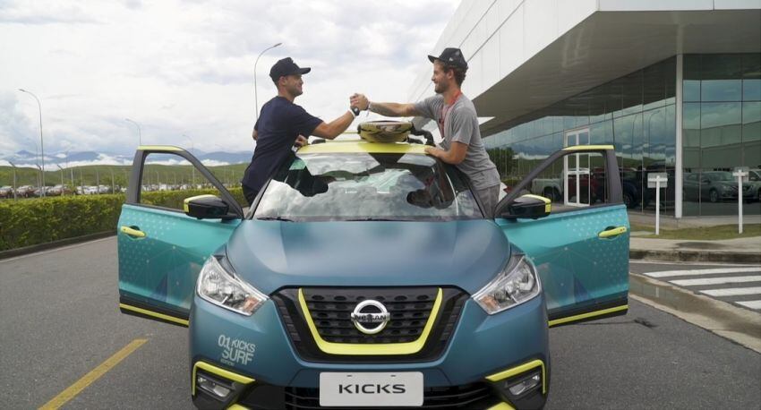 
    Los hermanos y el Nissan Kicks Surf Concept, construido para surfistas y exclusivamente para este trip.
   