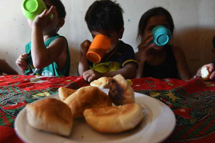 
José Gutiérrez / 09 de diciembre | En el merendero Corazones Felices ubicado en el distrito EL Sauce de Guaymallén, alimentan decenas de los niños de la zona,
   