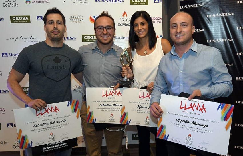 
En Línea. Marina Meneses, ganadora, junto a los hermanos Marengo y Seba Echevarría. | Marcelo Rolland / Los Andes
   