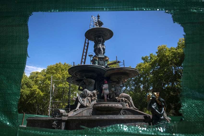 
Belleza. Por su imponencia, esta fuente instalada en el parque en 1914 supo ser atractivo para fotos de bodas y reunión de amigos. | Orlando Pelichotti / Los Andes
   