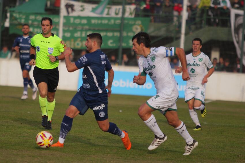 
Rodeado. Federico Castro intenta dejar en el camino a Garnier (4). El Azul dejó la vara alta para la temporada que viene | Fotoreporter
   