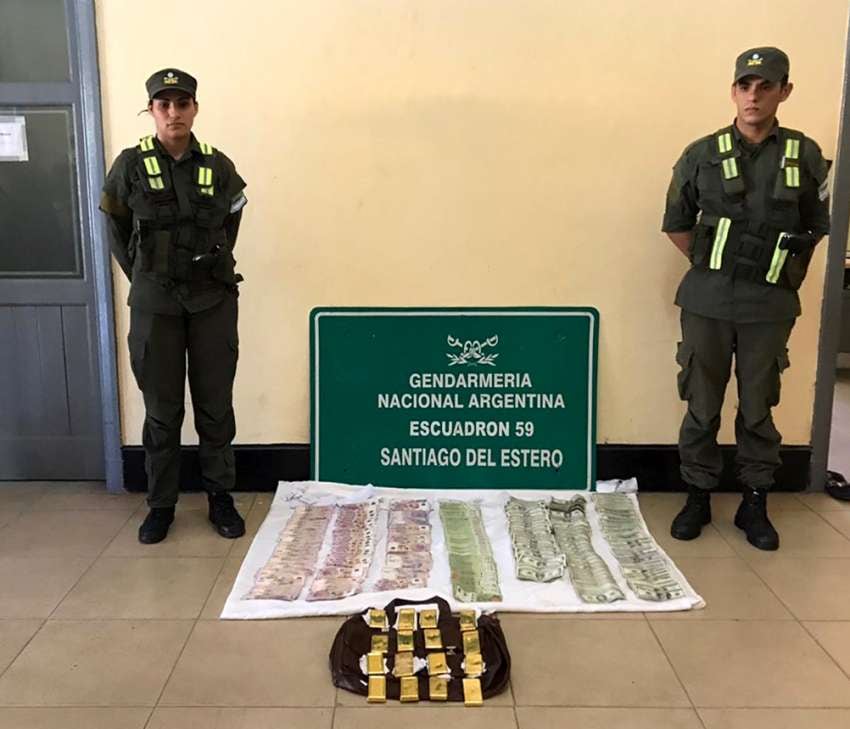 
Personal de Gendarmería Nacional secuestró además dólares y pesos
