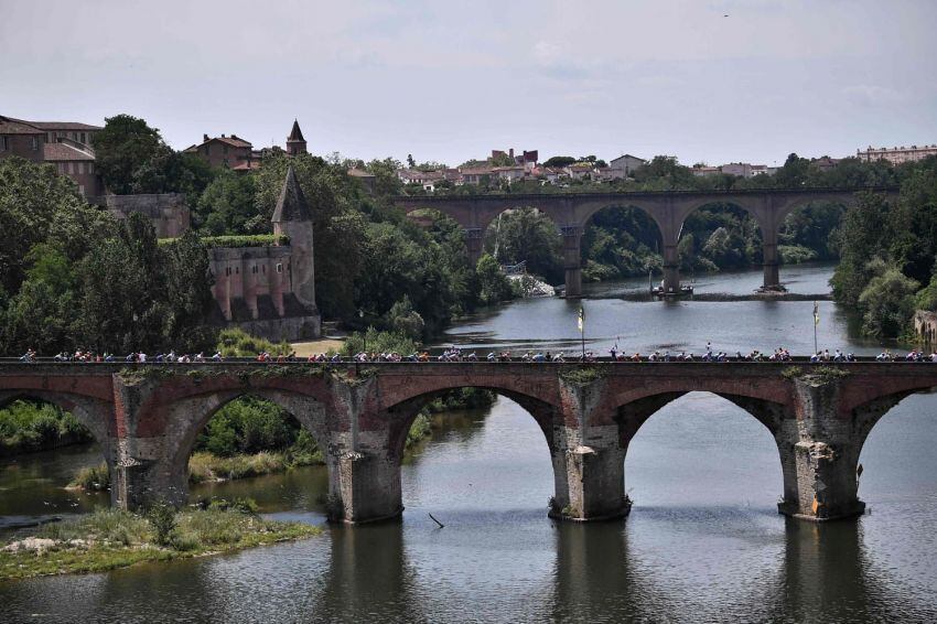 
Foto: AFP | Los corredores cruzan un puente durante la undécima etapa entre Albi y Toulouse.
   