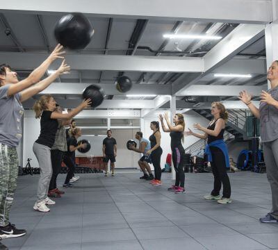 
    El gym tiene más 1000m2. Lo mismo que gozan los profesionales está a disposición de los deportistas amateurs.
   