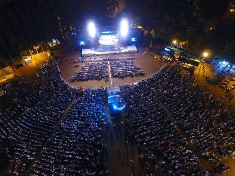 Rivadavia le canta al País