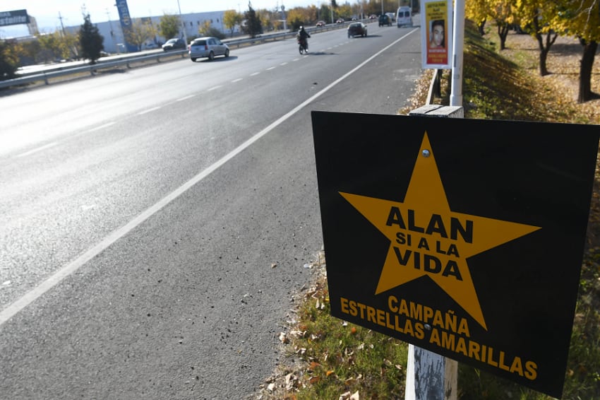 
Víctimas. La figura sobre el asfalto y el nombre de una persona tienen un objetivo: tomar conciencia. | José Gutiérrez / Los Andes
   