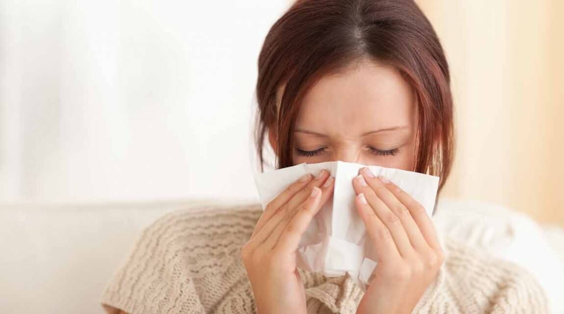 Con las temperaturas se encienden aparatos para calefaccionarse. Esto reseca el ambiente lo que disminuye las capas de mucosa de las vías respiratorias.