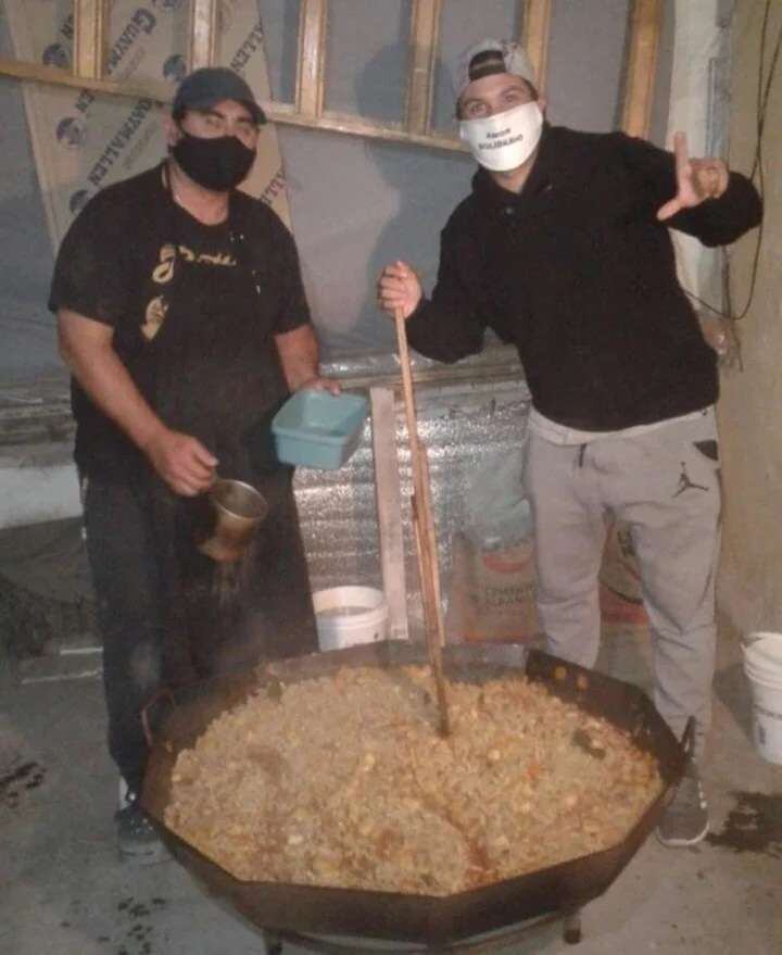 
Con la plata para el comedor compraron una paellera y un mechero para producir 200 viandas diarias.
