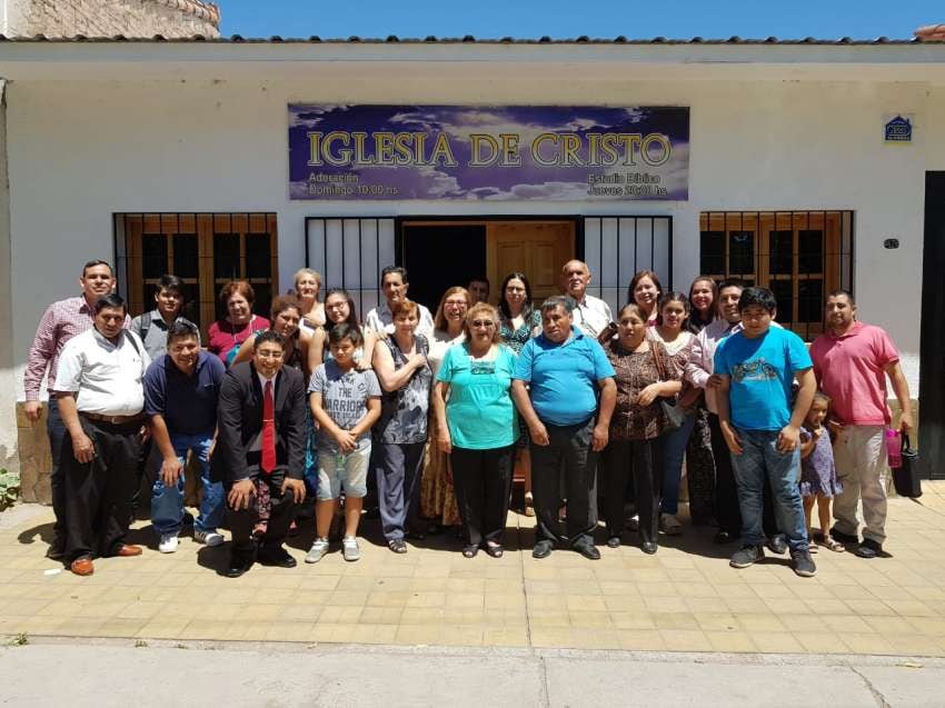 
Iglesia de Cristo. Algunos fieles de la congregación, que se encuentra en Guaymallén, posan frente a uno de los templos, que consiste en un simple local.  | Gentileza
   