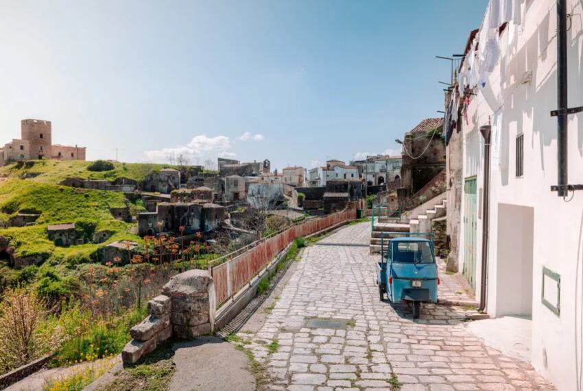 
El pueblo está en la provincia de Matera, en la región Basilicata | Clarín
   