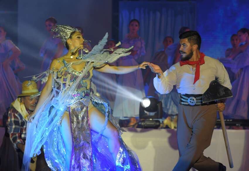 
Emotivo. Una bailarina representó al agua y bailó una zamba con un tomero, en un momento del show | Orlando Pelichotti / Los Andes
   