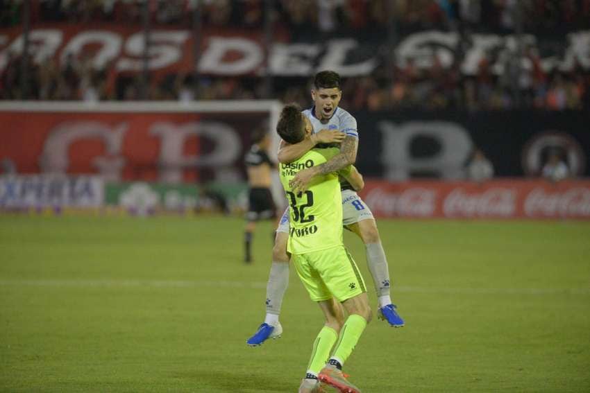 
Abrazo del alma. El lateral derecho Gabriel Carrasco (8) se sube encima de Rodrigo Rey, una de las figuras de la noche. | Fotoreporter
   