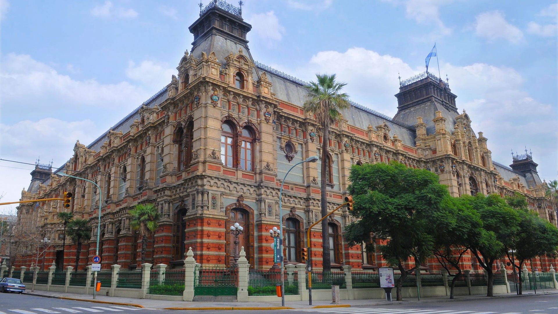 AySA es la empresa encargada de proveer los servicios de agua y cloacas para la Ciudad de Buenos Aires y 26 partidos del conurbano bonaerense, hoy la conduce la esposa de Massa, Malena Galmarini.