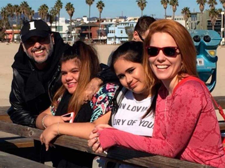 Jorge Rial junto a Agustina Kampfer y sus dos hijas, Morena y Rocío (Foto: Archivo)