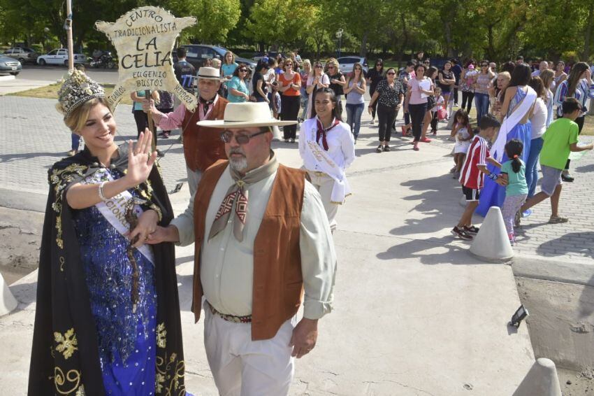 
Miembros del Centro Tradicionalista de La Celia acompañaron a María Laura en la ofrenda a la Virgen de la Carrodilla. | Diego Parés / Los Andes
   