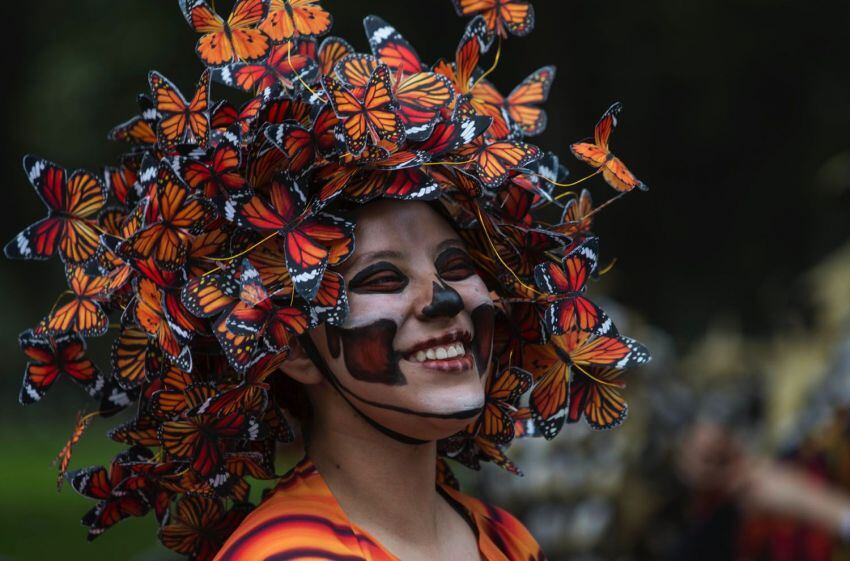 
Foto: AP | Una artista participa en el desfile del Día de Muertos en la avenida Reforma en la Ciudad de México.
   