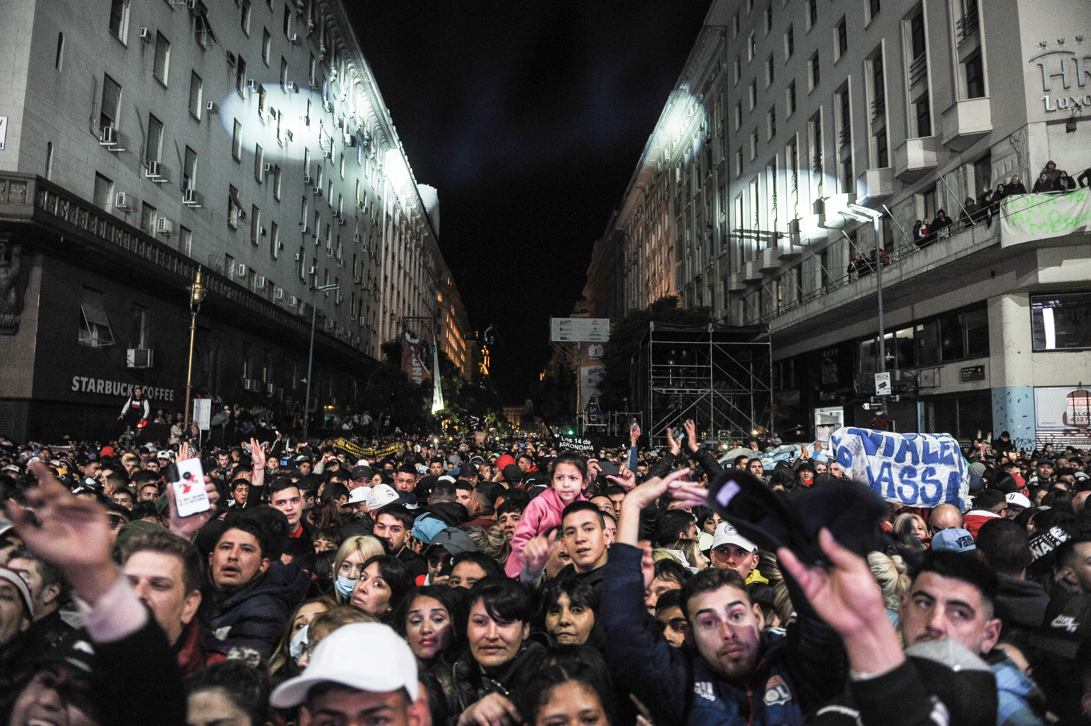 Carlos La Mona Jiménez en el Obelisco
ciudad de Buenos Aires
Foto Federico Lopez Claro