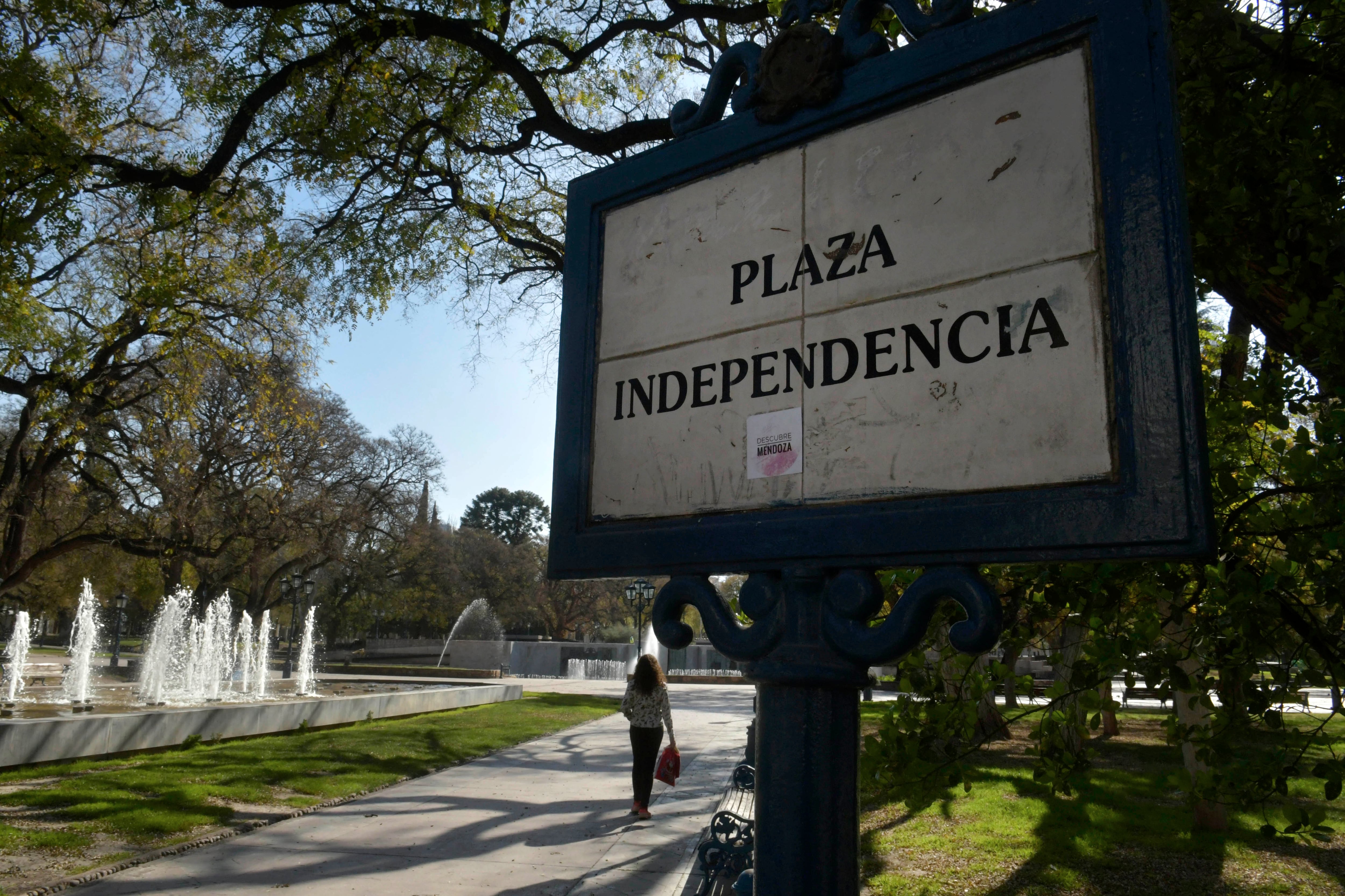 Muy pocos peatones transitaron en la plaza Independencia debido a la Fase 1 de la cuarentena que durará hasta el próximo martes.