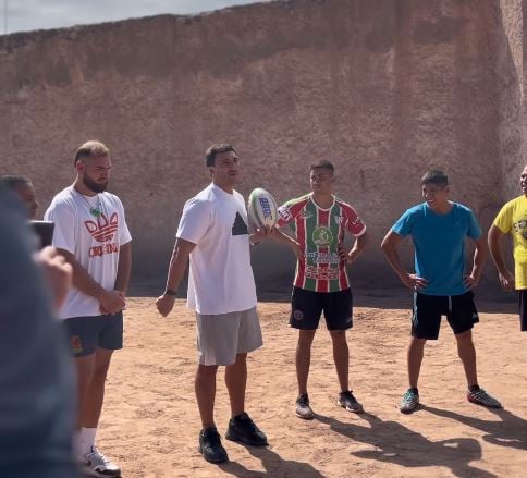 Isgro en la penitenciaría compartiendo rugby con internos.