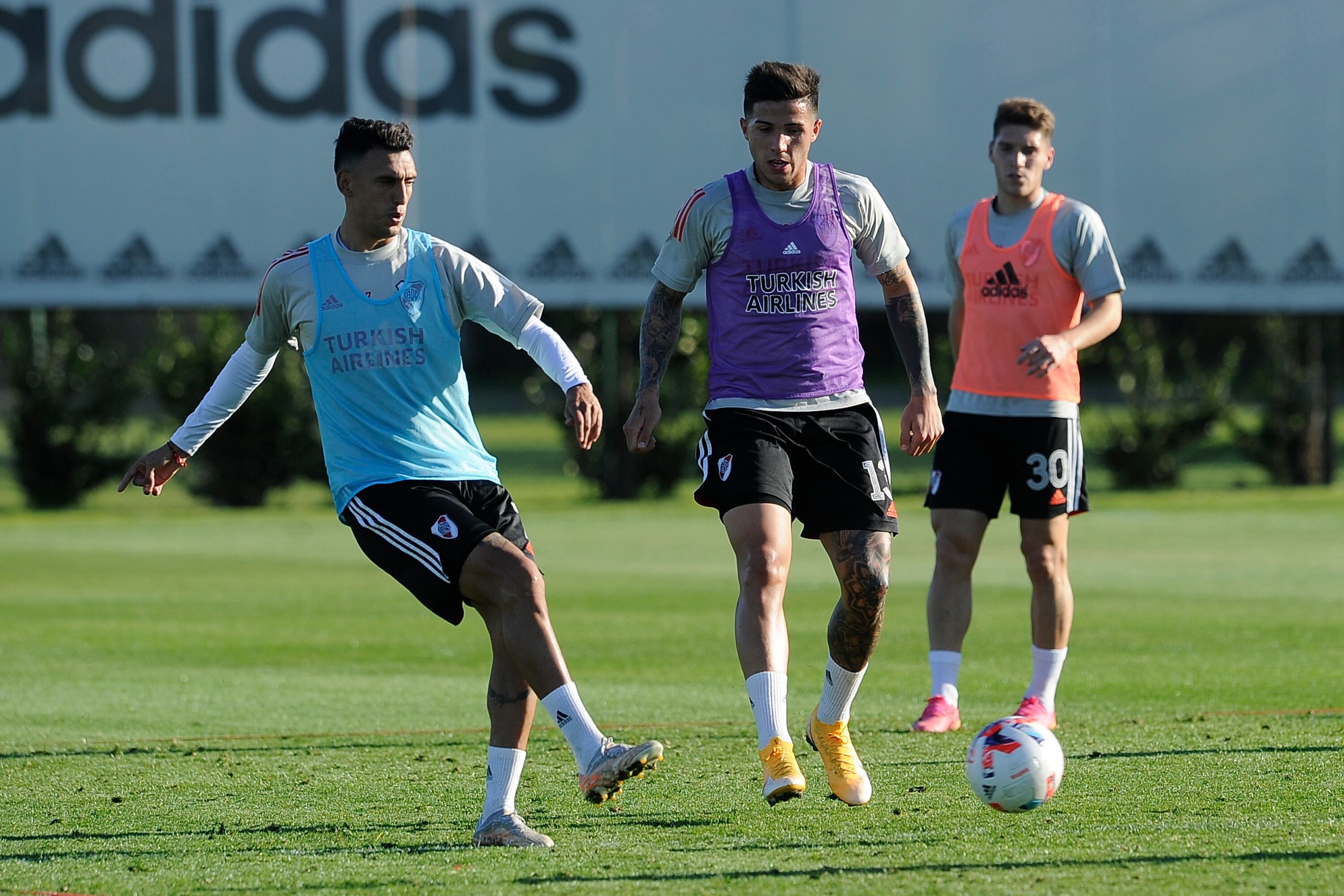 Entrenamiento de River con actividad de Suárez que está entre los convocados.