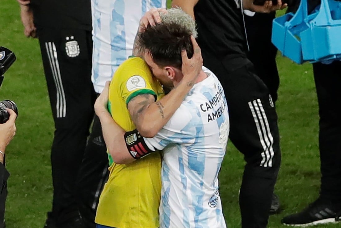 El momento en el que Messi y Neymar se reunieron, tras el triunfo argentino en la Copa América. 