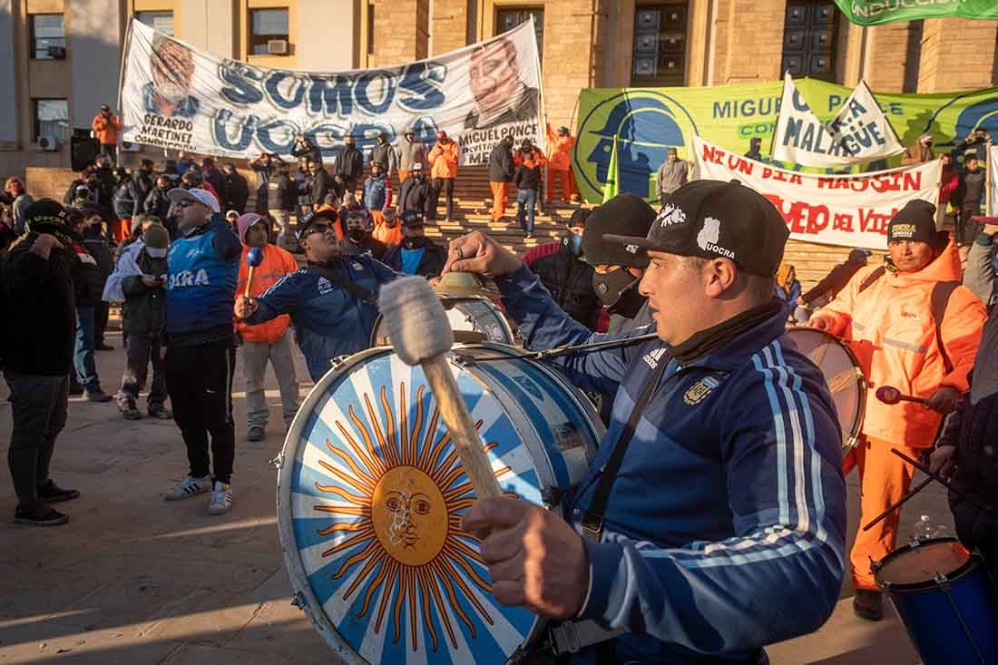 Cerca de 700 trabajadores de la UOCRA se reunieron frente a Casa de Gobierno, provistos de pancartas y bombos, para manifestarle su apoyo al gobierno de Mendoza, a fin de que avance la obra Portezuelo del Viento. Desde la Unión Obrera de la Construcción, estiman que la misma permitiría crear unos 3.000 puestos de trabajo directo.