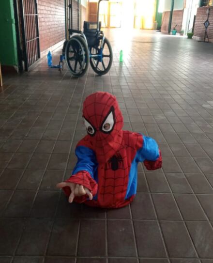 Agustín Torrales, el pequeño Spiderman de La Paz y quien nació sin piernas.