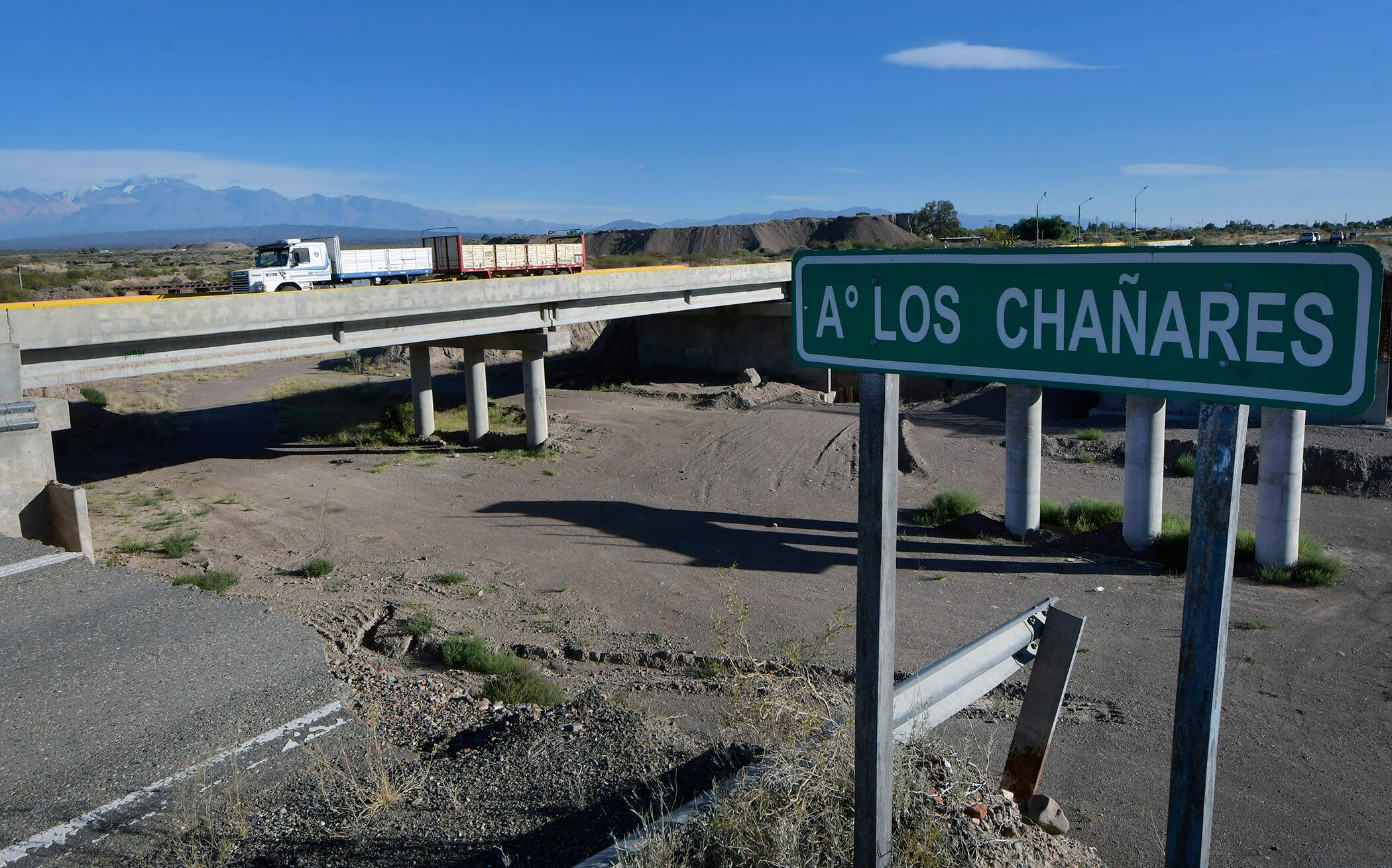 Las obras sobre los puentes sobre Ruta 40 , que colapsaron en 2020 y 2021 en la zona de Anchoris, están completamente detenidas. En la foto el puente sobre Arrollo Los Chañares.
Foto: Orlando Pelichotti