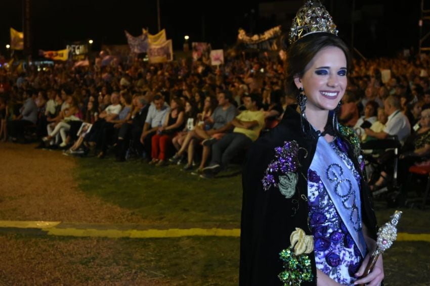 
Previa de la vendimia de Godoy Cruz con la reina saliente en primer plano. | Gustavo Rogé / Los Andes
   