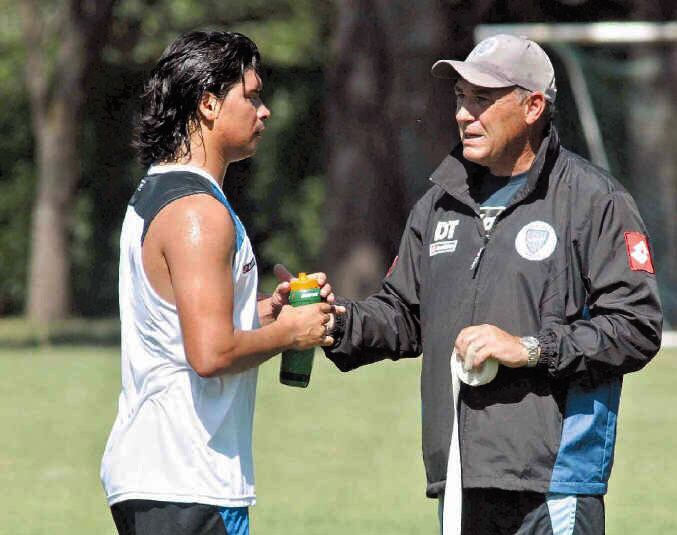 Nery Pumpido dirigió a Godoy Cruz en 2012. Aquí, en plena charla con "Tito" Ramírez. No le fue bien y se fue a los tres meses. 