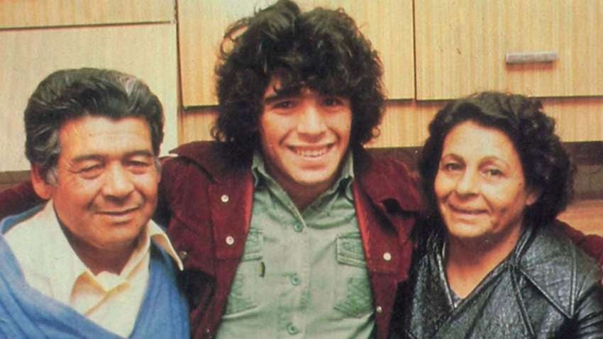 Don Diego, Diego Armando Maradona y Dalma Salvadora Franco, conocida como Doña Tota. / Archivo 