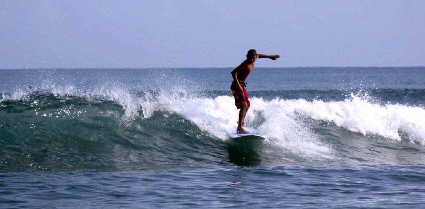 
    Un surfista en las aguas del pueblo de Sayulita. Este “pueblo mágico” es uno de los destinos más atractivos del Pacífico mexicano.
   