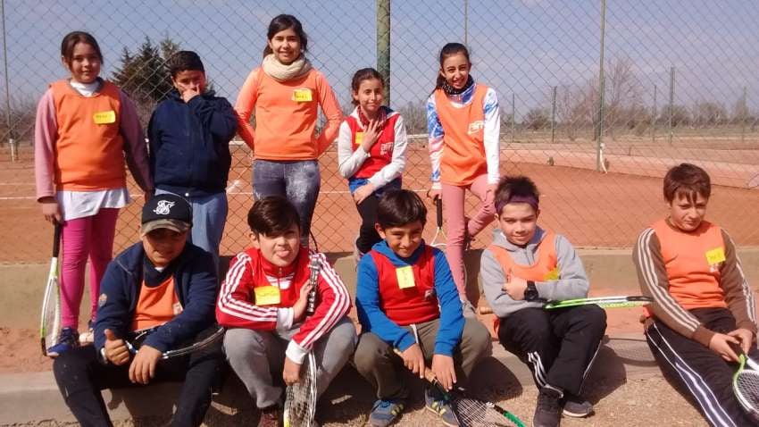 
    Maipú Tenis tiene su escuelita dividida en distintos horarios según las categorías. Y parte desde los 3 años.
   