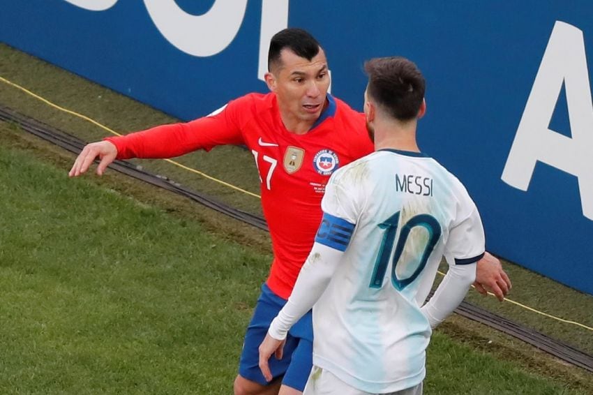 
Messi y Medel, expulsados en el primer tiempo. | AP
   