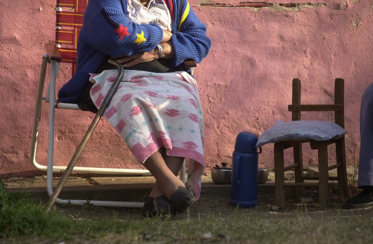 Golpearon a una anciana de 107 años para robarle una garrafa y sillas plásticas